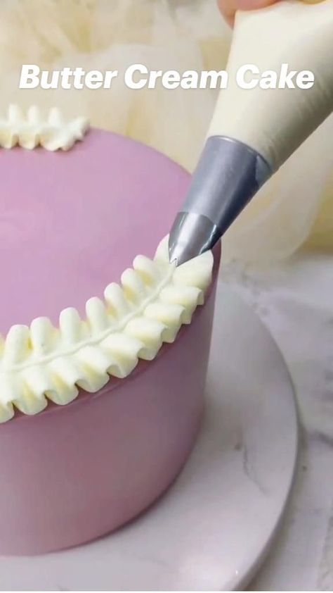 Cake Decoration Easy, Cream Cake Decoration, Butter Cream Cake, Vintage Pasta, Buttercream Cake Designs, Cupcake Decorating Tips, Cake Decorating Icing, Cake Piping, Cake Decorating For Beginners