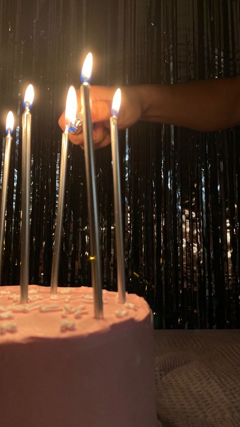 Birthday Cake With Long Candles, Long Candles Cake, 21st Birthday Instagram Story Ideas, Birthday Asethics, Birthday Cake Asthetic Picture, Asthetic Cakes Girl, Happy Birthday Asthetic Picture, Aesthetic Birthday Candles, Birthday Friends Aesthetic