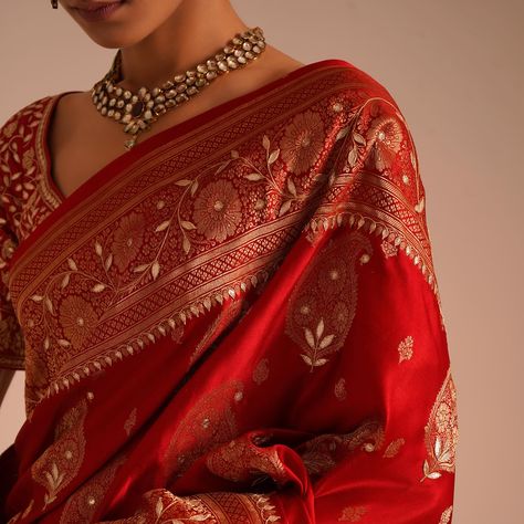 Red Silk Wedding Saree, Banarsi Saree Wedding, Red And Gold Saree, Red Saree Bridal, Wedding Saree Red, Red Bridal Saree, Red Banarasi Silk Saree, Simple Elegant Dresses, Red Saree Wedding