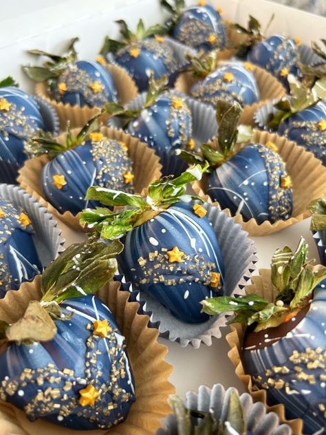 Navy Blue And Gold Chocolate Covered Strawberries, Sweet 16 Night Under The Stars, Space Chocolate Covered Strawberries, Dessert Treats For Party, Star Themed Desserts, Sky Themed Food, Galaxy Chocolate Covered Strawberries, Acotar Dessert, Galaxy Dessert Table