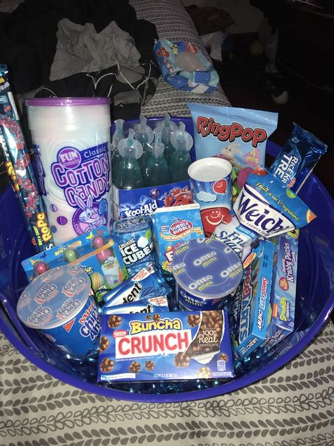 Blue Gift Basket, Birthday Baskets, Bday Gift For Boyfriend, Gift Basket Ideas For Boyfriend, Basket Ideas For Boyfriend, Blue Snacks, Sleepover Snacks, Snack Gift Baskets, Snack Basket