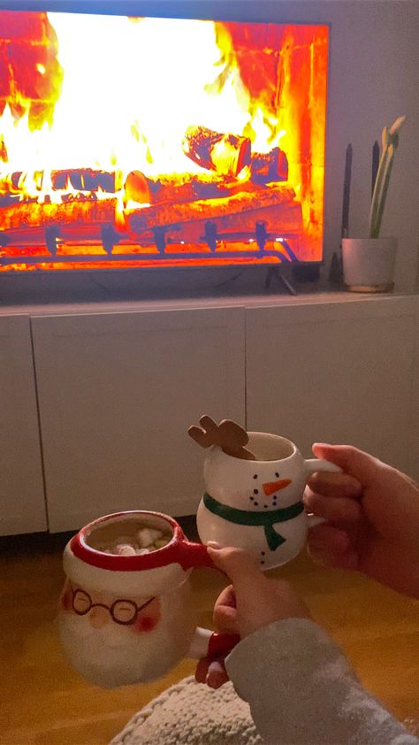 Hot Chocolate Aesthetic Couple Pic, Holiday Dates Ideas, Hot Cocoa Night, Date Ideas Aesthetic Winter, Christmas With Boyfriend Aesthetic, Christmas Date Ideas At Home, Winter Date Ideas Aesthetic, Christmas Date Ideas Couple, Christmas Hot Chocolate Aesthetic