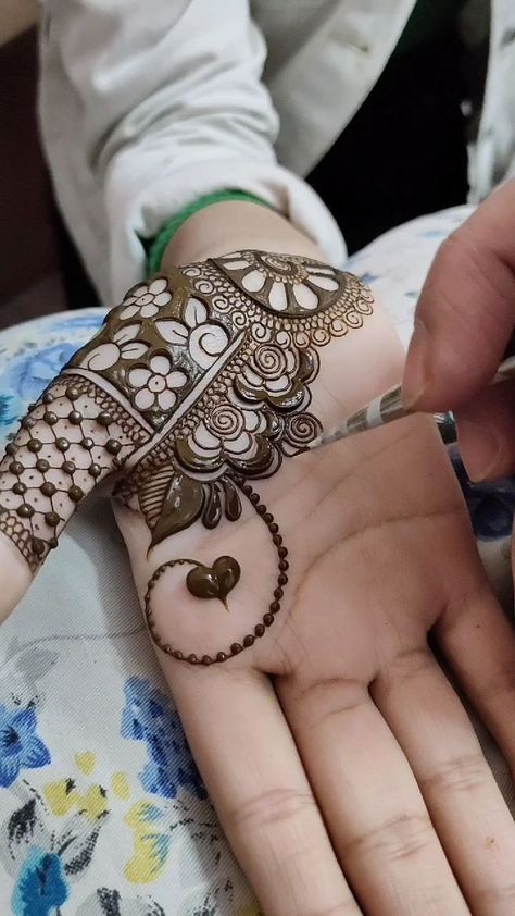 Tulsi Kumar, Kashee's Mehndi Designs, Latest Arabic Mehndi Designs, Floral Henna Designs, Finger Henna Designs, Henna Tattoo Designs Hand, Modern Henna Designs, Rose Mehndi Designs, Pretty Henna Designs