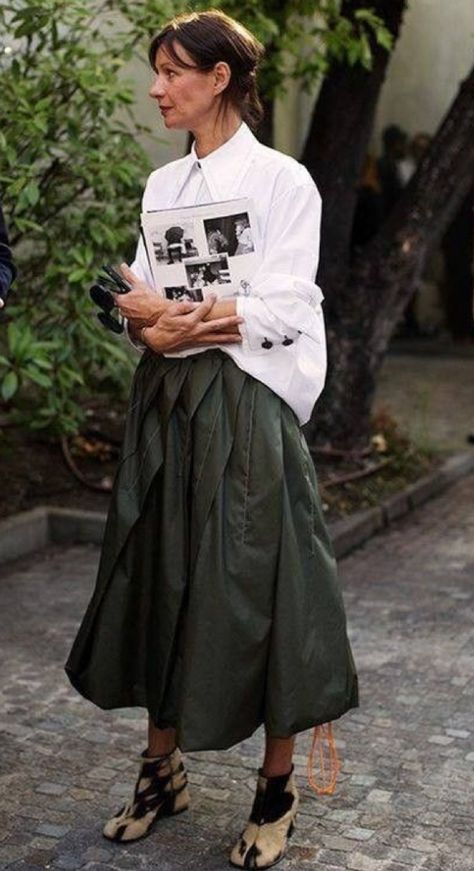 Aline Skirt Outfit, Minimalist Fashion Women, City Outfits, Aline Skirt, Ageless Style, Style Inspiration Fall, Workwear Fashion, Skirt Outfit, Style Crush