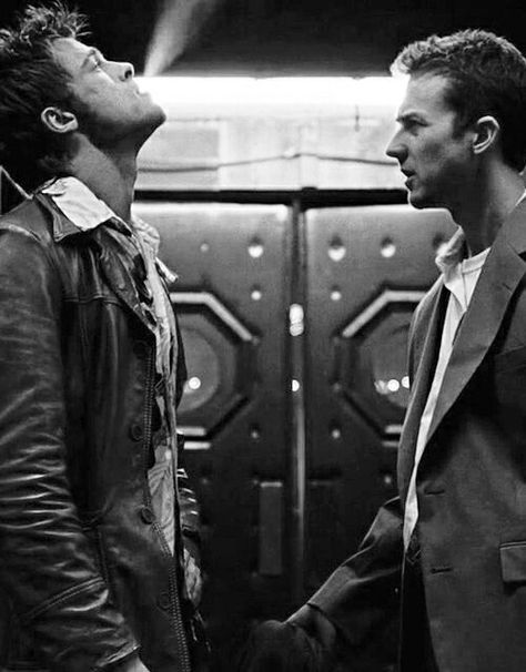 Brad Pitt & Edward Norton in Fight Club Chuck Palahniuk, Edward Norton, Tyler Durden, Septième Art, David Fincher, Two Men, Film Serie, Film Stills, The Villain