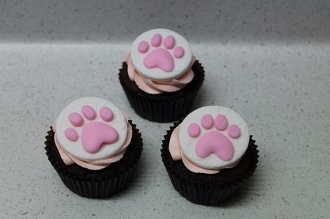 Paw prints - SPCA cupcake day Cat Paw Cupcakes, Fondant Paw Prints, Dog Paw Cupcakes, Marie Cupcakes, Paw Print Cupcakes, Cat Birthday Ideas, Puppy Birthday Theme, Paw Cupcakes, Paw Cake