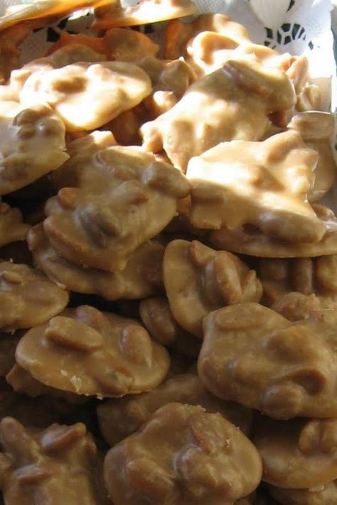 GEORGIA'S FAMOUS PECAN PRALINES Pecan Pralines Recipe, Pralines Recipe, Praline Recipe, Pecan Pralines, Banana Recipes, Banana Bread Recipes, Desert Recipes, Pecans, Candy Recipes