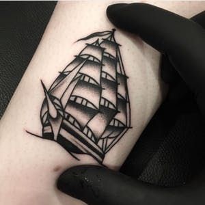 Boat Tattoos, Tattoo Earth, Traditional Ship Tattoo, Different Styles Of Tattoos, Tattoos Leg, Sailor Tattoos, Nautical Tattoo, Tattoo Old School, Ship Tattoo