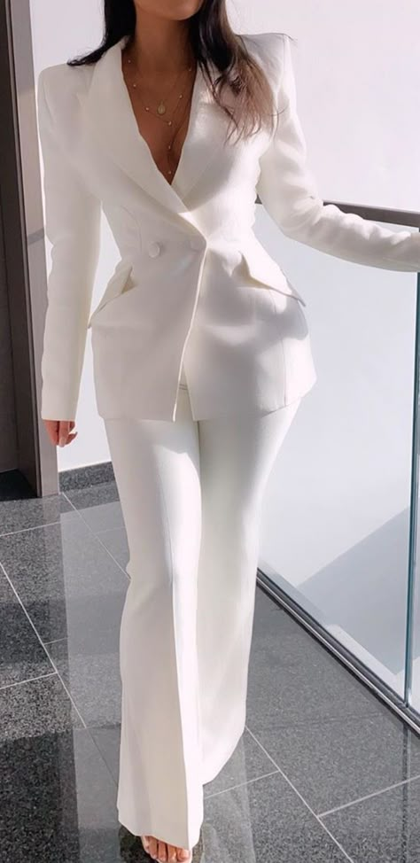 Graduation Outfits For Women, Grad Outfits, Cute Professional Outfits, Corporate Baddie, Woman Suit, Professional Outfits Women, Graduation Outfits, White Suit, Stylish Work Attire