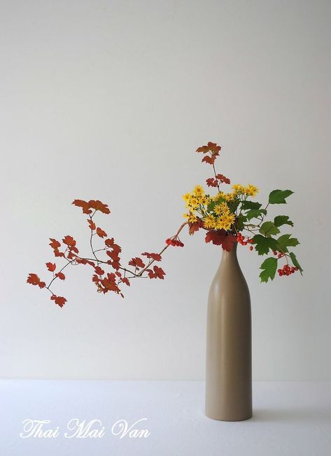 Art Floral Japonais, Arreglos Ikebana, Ikebana Sogetsu, Sogetsu Ikebana, Ikebana Flower, Ikebana Arrangements, Ikebana Flower Arrangement, Arrangement Ideas, Flower Arrangements Simple