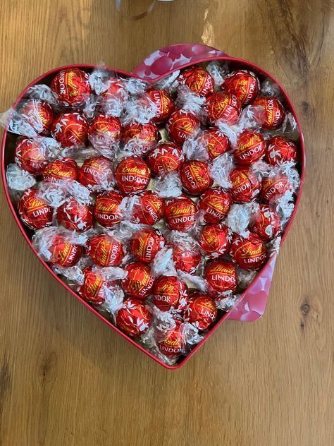 Love Chocolate Heart, Lindor Chocolate Aesthetic, Lindor Chocolate Gift Ideas, Kerry Core, Lindt Chocolate Gift Ideas, Korean Chocolate, Dry Fruits Benefits, Chocolate Lindt, Lindor Chocolate