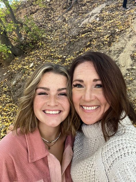 Mom And Daughter Selfie Ideas, Mom And Daughter Selfie, Mom Daughter Photos, Daughter Photo Ideas, Mom And Daughter, Mom Daughter, Picture Ideas, Mother Daughter, Photo Editing