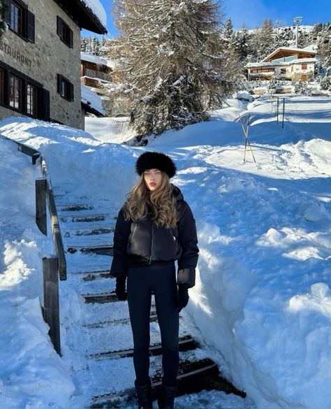 Tamara Francesconi, Taiwan Ootd, Colorado Fits, Snow Photoshoot, Money Outfit, Best Winter Outfits, Winter Fits, Midi Skirts, Winter Aesthetic