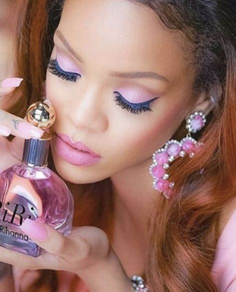 Chanel Vintage Fashion, 2000s Pink Aesthetic, Rihanna 2000's, Rihanna Pictures, Looks Rihanna, 2000s Pink, Rihanna Riri, Barbie Makeup, Mazzy Star