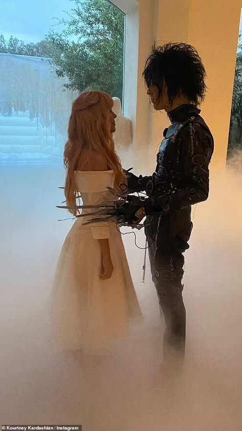 Iconic Halloween Costumes Couples, Scary Couples Costumes, Edward Scissorhands Costume, Couple Costume Ideas, Couples Costume Ideas, Halloween Couple Costumes, Cute Couples Costumes, Horror Halloween Costumes, Halloween Parejas