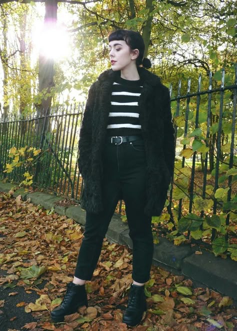 Indie Outfits Grunge Alternative Fashion, Indie Outfits Grunge, In My Element, Casual Goth, Beetle Juice, Tokyo Street Fashion, Black Mom Jeans, Hipster Grunge, Comfortable Outfit