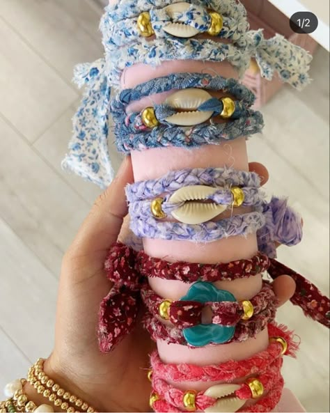 Fabric Wrap Bracelet, How To Make Fabric Bracelets, Diy Fabric Bracelets, Fabric Cuff Bracelets Diy, Sewing Makeup Bag, Cuff Bracelets Diy, Fabric Cuff Bracelet, Dope Jewelry Accessories, Ribbon Bracelet