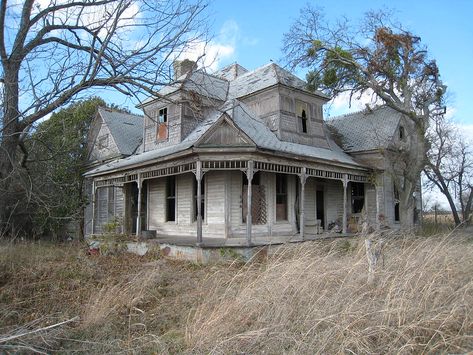 Abandoned Mansion For Sale, Residence Architecture, Texas Farmhouse, Old Abandoned Buildings, Creepy Houses, Urban Exploring, Abandoned Mansion, Old Abandoned Houses, Spooky Places