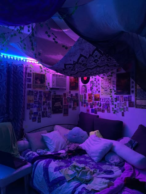 Room Inspo Vibe, Messy Bed Aesthetic, Vibey Bedroom Ideas, Messy Bed, Dream Bedroom Inspiration, Cool Room Decor, Hippie Room Decor, Hippy Room, Chill Room