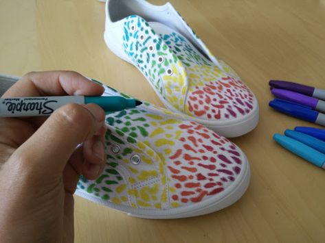 Decorating canvas shoes with sharpies and alcohol - Paris en Rose Diy Tie Dye Shoes, Sharpies And Alcohol, Plain White Shoes, Canvas Shoes Diy, Sharpie Shoes, Artisanats Denim, Sharpie Tie Dye, Short Hairstyles For Fine Hair, Sharpie Colors