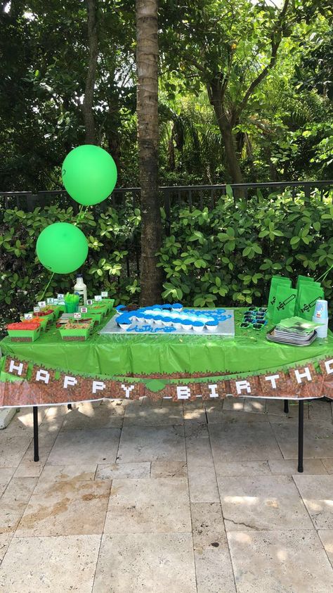 Umbrella Minecraft, Minecraft Table, Table With Umbrella, Minecraft Birthday Party, Table Umbrella, Table Outdoor, Minecraft Birthday, Table Setup, Patio Umbrella