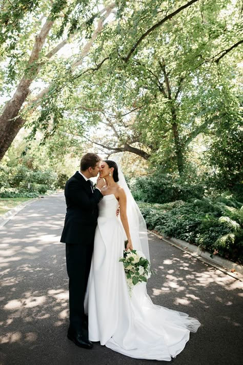 Flattering Wedding Photo Poses, Melbourne Wedding Photography, Wedding Photography Timeless, Wedding Photo Styles Photography, Wedding Pictures Bride, Elegant Wedding Pictures, Bright Airy Wedding Photography, Natural Light Wedding Photography, Clean Wedding Photography