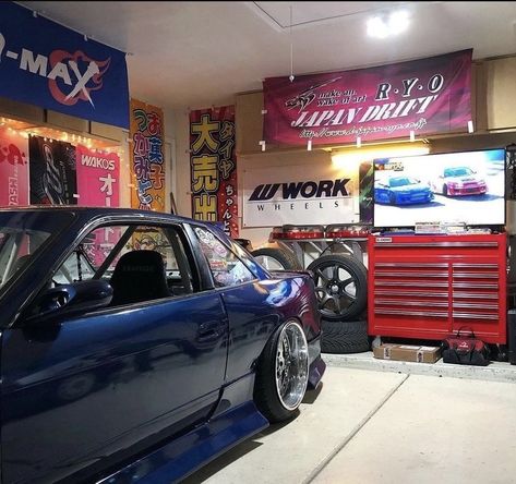 Jdm Garage House, Tuner Garage, Guy Room Ideas, Jdm Garage, Mechanics Aesthetic, Mechanic Life, Garage Furniture, Garage Interior, Street Racing Cars