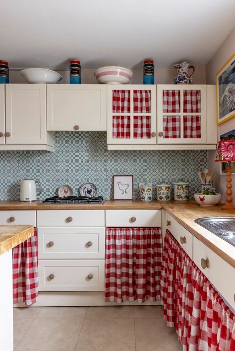 Stylish Kitchen Ideas, Red And White Curtains, Gingham Kitchen, Dark Wooden Floor, Red And White Kitchen, French Country Furniture, Simple Fabric, Famous Interior Designers, Cottage Kitchens