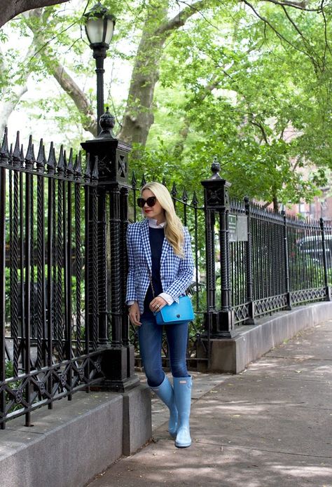 Blair Eadie wearing a blue gingham blazer, Hunter boots, and a Coach bag // Click through for more gingham outfits on Atlantic-Pacific Blue Rain Boots Outfit, Rain Boots Outfit, Rainboots Outfit, Rubber Boots Fashion, Gingham Outfit, Hunter Boots Outfit, Womens Rubber Boots, Wellies Rain Boots, Blair Eadie