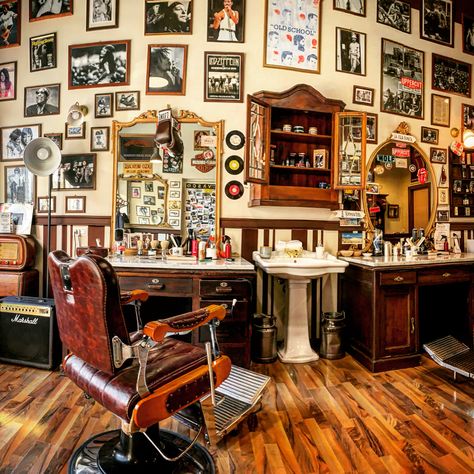 Retro Barber Shop Interior, Old School Barbershop, Old School Barber Shop Decor, Old Fashion Barber Shop, Retro Barber Shop, Old School Barber Shop, Barber Store, Barber Shop Vintage, London Decor