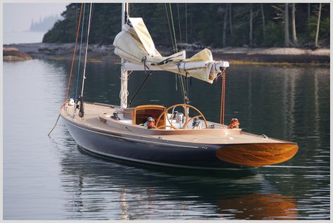 Dinghy Sailing, Classic Sailboat, Navi A Vela, Wooden Sailboat, Classic Sailing, Small Sailboats, Classic Wooden Boats, Sailing Yachts, Wooden Boat Building