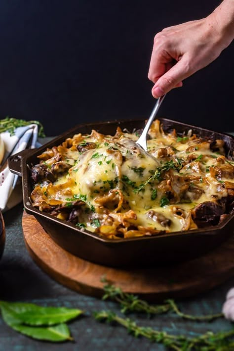 French Onion Beef Stroganoff. This spin on French Onion Soup is hearty, comforting, and perfect for family dinners. It features tender beef steak, caramelized onions, mushrooms (if you like them!), egg noodles, rich beef gravy, and of course, plenty of delicious melted cheese. | hostthetoast.com Stroganoff Recipes, French Onion Beef, Crispy Oven Fried Chicken, Beef Food Recipes, Breakfast Cooking, Recipes Steak, Oven Fried Chicken, Beef Dinners, Stroganoff Recipe