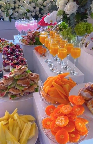 Brunch Catering, Party Food Bars, Decoration Buffet, Catering Food Displays, Food Set Up, Fruit Platter Designs, Catering Display, Party Food Buffet, Catering Ideas Food