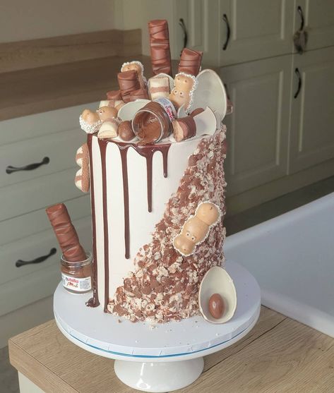 @dreambakes_by_erum on Instagram: “. Kinderrrrrrrr 🍫 This one smelt SO good. Chocolate sponge, with kinder and Nutella buttercream. And crushed kinder Bueno pieces. Then I…” Nutella Cake Design, Kinder Bueno Cake Birthday, Kinder Chocolate Cake, Nutella Birthday Cake, Bueno Cake, Craving Food, Drop Cake, Nutella Buttercream, 15th Birthday Cakes