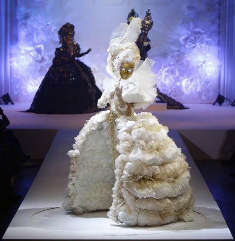 32 Fascinating Outfits From China Fashion Week Dessert Fashion, Cake Fashion, Moda China, China Fashion Week, Cake Outfit, Outrageous Fashion, Crazy Fashion, Met Gala Outfits, Cake Dress