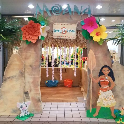 OMARION and Apryl Jones' daughter Amei's First Birthday | CatchMyParty.com Moana Party Decor, Moana Birthday Party Ideas Decoration, Moana Centerpieces Ideas, Moana Party Ideas, Luau Birthday Party Ideas, Hawaiian Luau Birthday Party, Moana Centerpieces, Moana Birthday Decorations, Moana Party Decorations