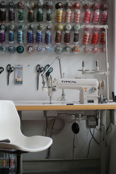 Design Studio Workspace, Sewing Room Inspiration, Sewing Room Storage, Creative Office Space, Fashion Designer Studio, Clothing Store Design, Store Design Boutique, Sewing Room Design, Clothing Studio