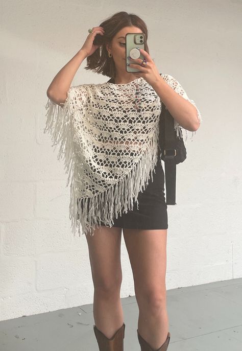 Poncho Outfit 2024, Outfits With Ponchos, Crochet Poncho Outfit, Poncho Outfit Aesthetic, Fall Crochet Outfits, German Summer Outfits, Styling Poncho, Poncho Aesthetic, Designer Crochet Fashion