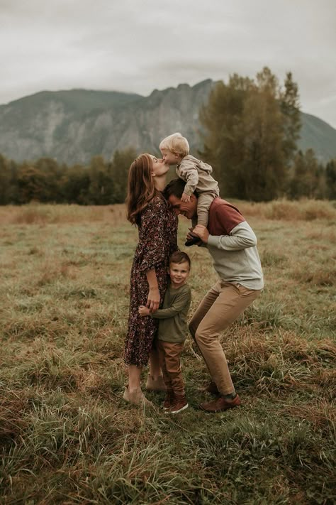 Family Photo Outfits Pop Of Color, Family Photography Mountains, Active Family Photos, Yosemite Family Photos, Cinematic Family Photography, Unique Family Photoshoot Ideas, Boho Family Pictures, Mountain Family Pictures, Family Of 4 Picture Poses