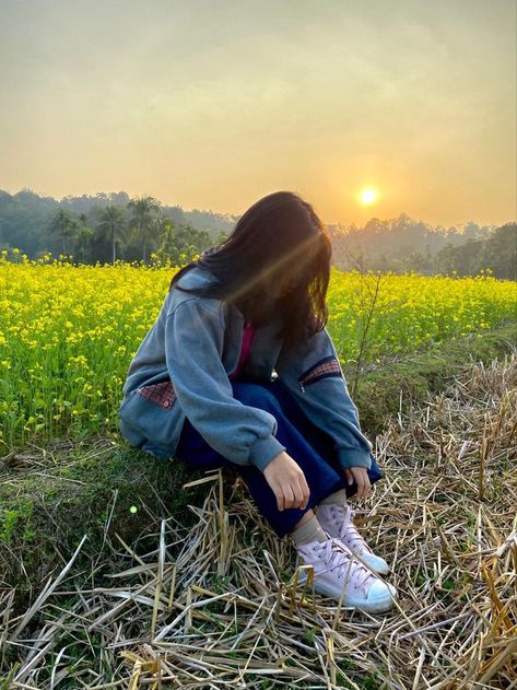 Yellow Sunset Aesthetic, Sunset Poses, Faceless Girl, Yellow Sunset, Travel Pictures Poses, Self Portrait Poses, Sunset Aesthetic, Instagram Ideas Photography, Srinagar