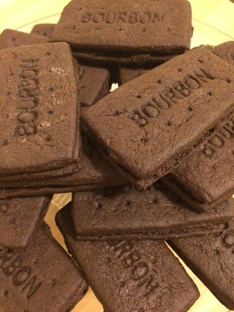 Homemade Bourbon biscuits using my new stamp!! Paleo Christmas Treats, Bourbon Biscuit, Homemade Bourbon, Custard Creams, Paleo Christmas, Jaffa Cakes, Bourbon Biscuits, Custard Cream, Jaffa Cake