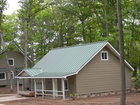 Green Steel Roof Houses, Metal Roof Houses Color Combos Ranch, Green Roof White House, Green Tin Roof Exterior Colors, Houses With Green Roofs, Green Tin Roof, Vinyl Siding Color Schemes, Metal Roof Houses Color Combos, Exterior Vinyl Siding Colors