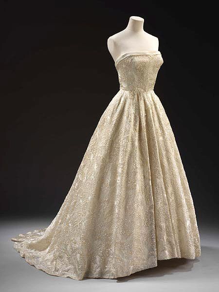 'Les Muguets' (Lily of the Valley) evening dress by Hubert de Givenchy. Paris 1955. Ellie Saab, Vintage Gowns, A Line Prom Dresses, Vintage Couture, Vestidos Vintage, Evening Gowns Formal, Gorgeous Gowns, Mode Vintage, Beautiful Gowns