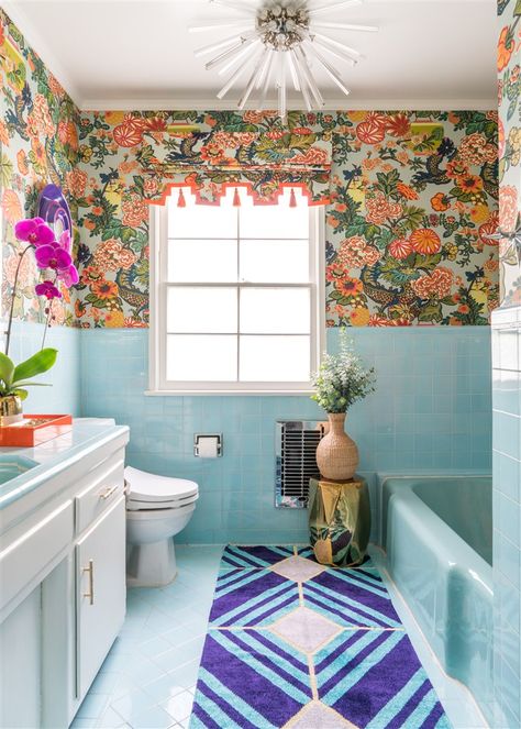 #VintageBathrooms #VintageBathroomDecor #RetroBathrooms #MidCenturyBathrooms #MidCenturyDecor #VintageInteriors #VintageWashrooms #BrightRetroDecor #ColorfulVintage 50s Bathroom, 1950s Bathroom, Blue Bathroom Tile, Retro Bathrooms, Blue Tile, Vintage Bathrooms, Vintage Tile, Bad Design, Blue Bathroom