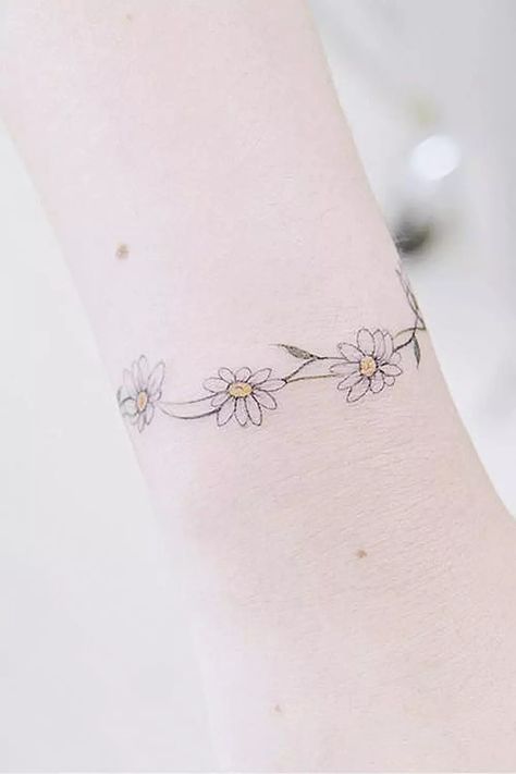 Beautiful Tattoo of a Daisy Ideas You Will Want to Copy - Glaminati Daisies Tattoo Designs, Daisy Chain Tattoo Ankle, Daisy Tattoo Meaning, Daisy Chain Tattoo, Small Daisy Tattoo, Daisy Ideas, Daisy Tattoo Designs, Chain Tattoo, Ankle Bracelet Tattoo