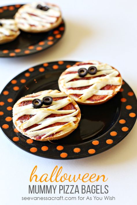 Halloween Pizza Bagels, Bagel Pizza Recipe, Pizza Bagel, Mummy Pizza, Day After Halloween, Halloween Deserts, Bagels Recipe, Halloween Tea Party, Halloween Pizza