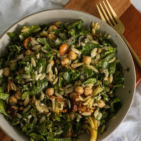 Vegan Winter Orzo Salad with Chickpeas and Kale Chickpea Orzo, Avocado Skillet, Vegan Orzo, Salad Cauliflower, Salad Chickpeas, Nice Meals, Cauliflower Rice Salad, Vegan High Protein, Salad With Chickpeas