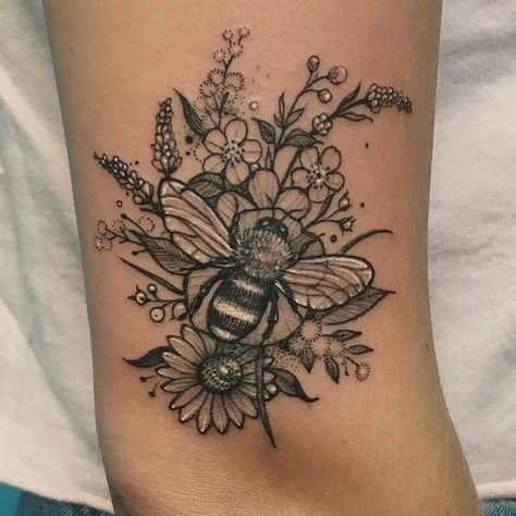 Tattoo ideas,Tattoo design,Tattoo art, flower tattoo. Blatt Tattoos, Tatuaje Cover Up, Traditional Tattoo Sleeve, Beautiful Flower Tattoos, Flower Sleeve, Flower Tattoo Sleeve, Bee Tattoo, Pattern Tattoo, Sleeve Tattoo