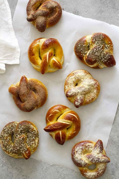 Homemade Soft Pretzels, Three Ways | girlversusdough.com @girlversusdough #girlversusdough #pretzelrecipe #appetizer #snack Pretzel Recipes, Homemade Soft Pretzels, Yeast Breads, Pretzels Recipe, Za Atar, Bread Box, Baking Bread, Soft Pretzels, Kids Recipes