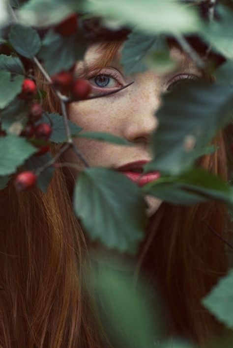 Red Hair And Blue Eyes, Wow Photo, Foto Art, 인물 사진, Redheads, Green Leaves, Blue Eyes, Photo Inspiration, Character Inspiration